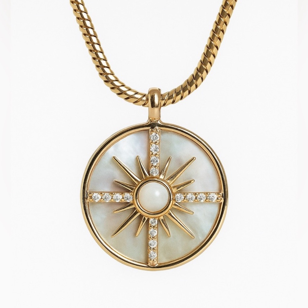 NWT ⚜️🤍⚜️ Camila Coelho Gorgeous pearlescent medallion Necklace